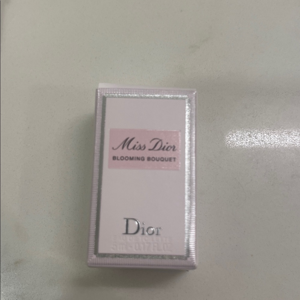 Dior Beauty Set - Quilted Mirror, Cosmetic Bag, Hair Clips, and more… Dior Set - Picture 10 of 10